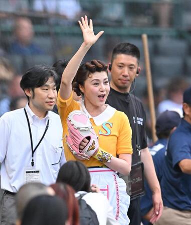 　ファーストピッチセレモニーを終え、スタンドの声援に応える藤原紀香（撮影・西田忠信）