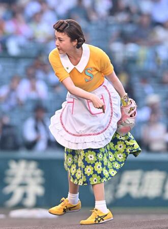 　ファーストピッチセレモニーに登場した藤原紀香（撮影・西田忠信）