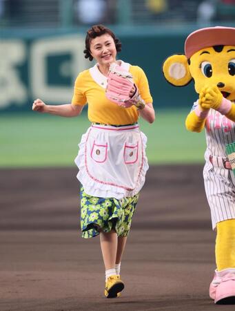 　ファーストピッチセレモニーを終えて笑顔を見せる藤原紀香（撮影・立川洋一郎）