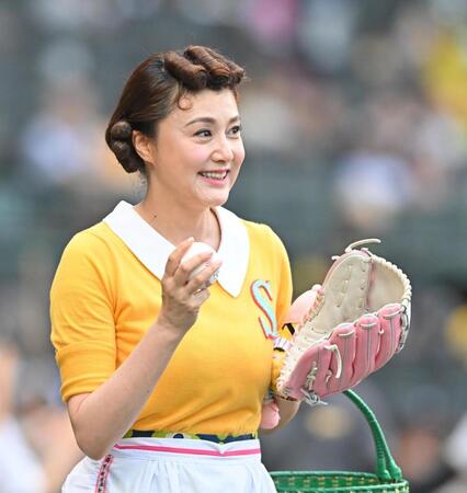 　ファーストピッチセレモニーに臨む藤原紀香（撮影・西田忠信）