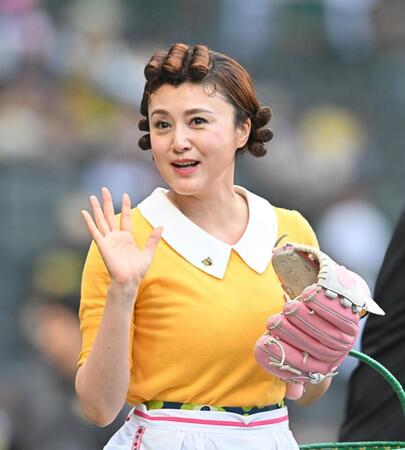 　甲子園に登場した藤原紀香（撮影・西田忠信）