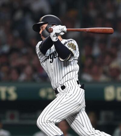 　５回、左前打を放つ坂本（撮影・北村雅宏）