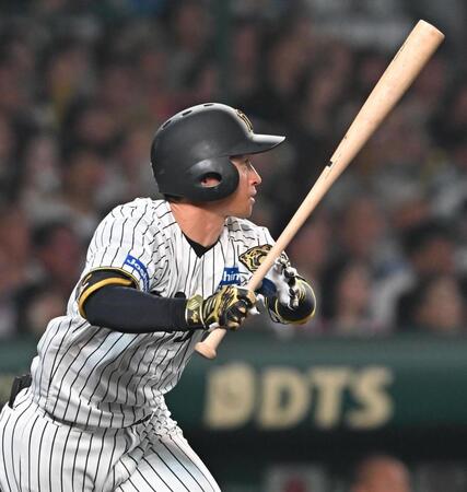 　５回、左前打を放つ近本（撮影・西田忠信）