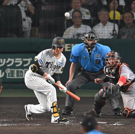 　５回、送りバントを失敗する大竹（撮影・飯室逸平）