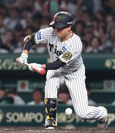 　５回、スリーバントを試みるも失敗する大竹（撮影・北村雅宏）