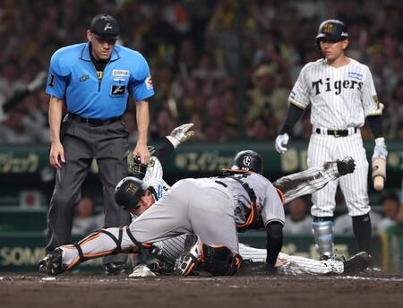 　８回、大山の内野安打で先制の生還を果たす森下（撮影・北村雅宏）