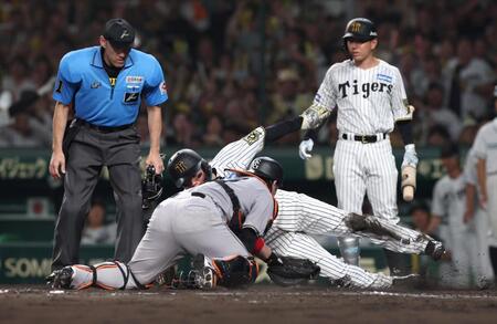 　８回、大山の内野安打で先制の生還を果たす森下（撮影・北村雅宏）
