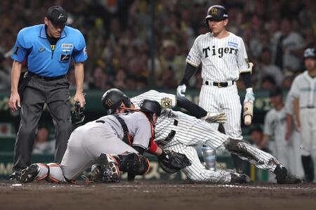 　８回、大山の内野安打で先制の生還を果たす森下（撮影・北村雅宏）