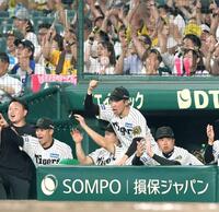 　勝利の瞬間、ベンチで拳を握る石井（中央）