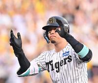 　１回、先制二塁打を放った佐藤輝（撮影・西田忠信）