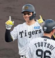 　３回、適時打を放ちベンチへ向かってポーズする森下（撮影・立川洋一郎）