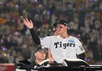 　チームの勝利を喜ぶ森下（撮影・北村雅宏）