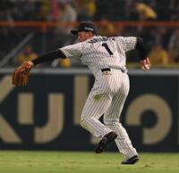 　７回、代打・キャベッジの打球を二塁へ送球しアウトにする森下（撮影・西田忠信）