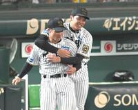　坂本（左）と勝利を喜ぶ才木（撮影・飯室逸平）