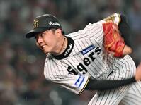 　汗を飛ばして力投する才木