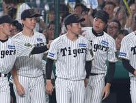 　勝利を挙げ、石井を祝福する才木（右）ら（撮影・北村雅宏）