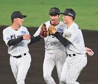 　巨人に勝利し、森下（右）、植田（左）と喜び合う近本（撮影・立川洋一郎）