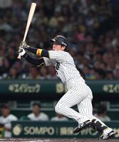 　７回、二塁打を放つ近本（撮影・北村雅宏）