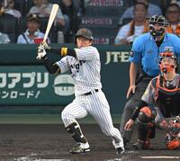 　３回、二塁打を放つ近本（撮影・飯室逸平）