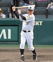 　打席でスイングする掛布ＯＢ会長