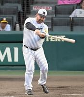 　打席でスイングするバース氏