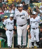 　スイングセレモニーで打席に向かうスイングセレモニー（中央）＝撮影・北村雅宏