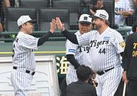 　ハイタッチを交わす岡田彰布顧問（左）とバース氏（撮影・飯室逸平）