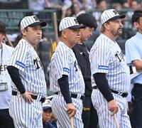 　試合前、グラウンドに登場した（左から）岡田彰布オーナー付顧問、掛布雅之ＯＢ会長、ランディ・バース氏（撮影・西田忠信）