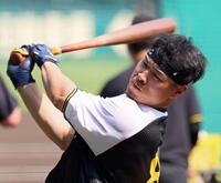 　打撃練習をする佐藤輝（撮影・立川洋一郎）