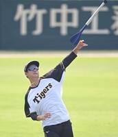 　登板へ向け調製する大竹（撮影・飯室逸平）