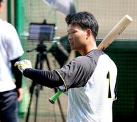 　打撃練習をする森下（撮影・立川洋一郎）