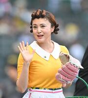 　甲子園に登場した藤原紀香（撮影・西田忠信）