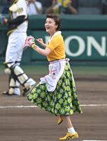 　ファーストピッチセレモニーで投手を務めた藤原紀香（撮影・飯室逸平）