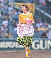 　ファーストピッチセレモニーを終え笑顔を見せる藤原紀香（撮影・西田忠信）