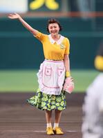 　ファーストピッチセレモニーを務める藤原紀香（撮影・立川洋一郎）