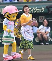 　マウンドへ向かう藤原紀香（撮影・飯室逸平）