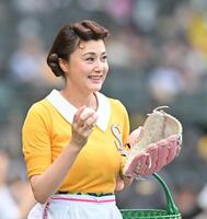 　ファーストピッチセレモニーに臨む藤原紀香（撮影・西田忠信）