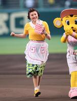 　ファーストピッチセレモニーを終えて笑顔を見せる藤原紀香（撮影・立川洋一郎）