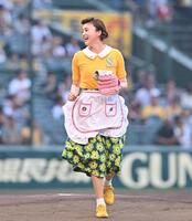 　ファーストピッチセレモニーを終え笑顔を見せる藤原紀香（撮影・西田忠信）