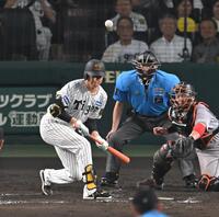 　５回、送りバントを失敗する大竹（撮影・飯室逸平）