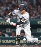 　５回、スリーバントを試みるも失敗する大竹（撮影・北村雅宏）