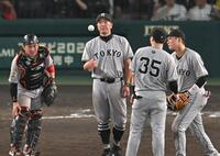 　８回、マウンドに出向き投手交代を告げる阿部監督（撮影・飯室逸平）