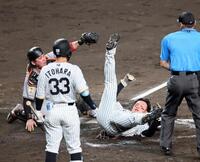 　８回、大山の適時内野安打で先制の生還を果たす森下。左は捕手・甲斐（撮影・立川洋一郎）