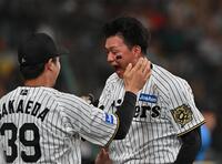 　８回、大山の打球で本塁を狙った森下（右）はリクエストの結果、生還が認められ大喜びする（撮影・西田忠信）