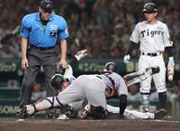 　８回、大山の内野安打で先制の生還を果たす阪神二走・森下（撮影・北村雅宏）