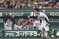 　８回、リクエストで判定が覆り歓喜する森下ら阪神ナイン（撮影・飯室逸平）