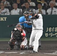　８回、先制タイムリーを放つ大山（撮影・飯室逸平）