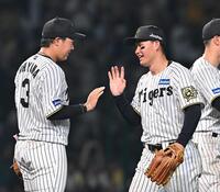 　巨人に勝利し、大山（左）と笑顔でタッチする森下（撮影・西田忠信）