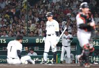 　８回、森下（手前左）のタッチアウト判定に、リクエストする藤川監督（中央右）＝撮影・北村雅宏