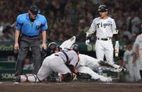 　８回、大山の内野安打で先制の生還を果たす森下（撮影・北村雅宏）